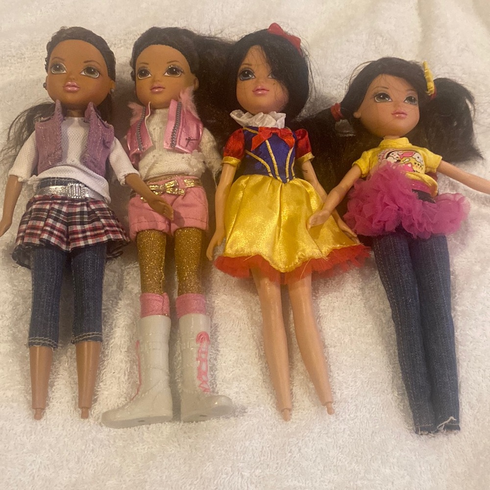 Lots of four Moxie girls dolls.